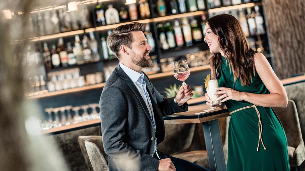 Zwei Personen nehmen einen Cocktail